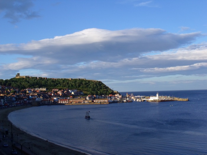 Der Castle-Berg über Scarborough, im Abendlicht