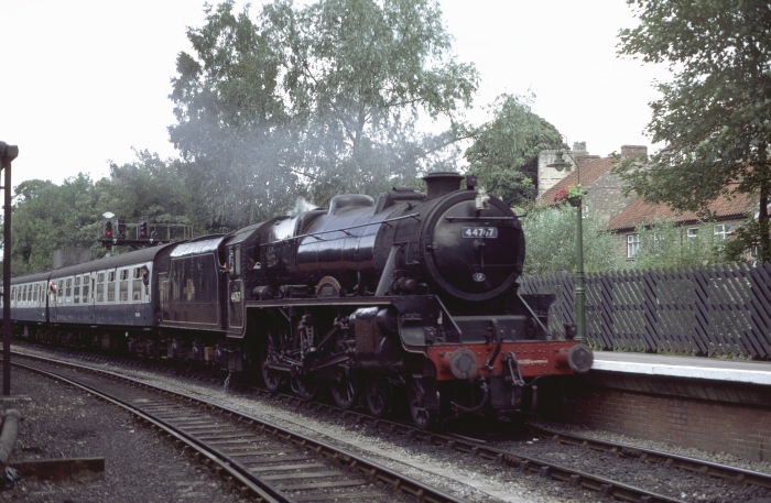 44767 einfahrend in Pickering, 16.08.2000