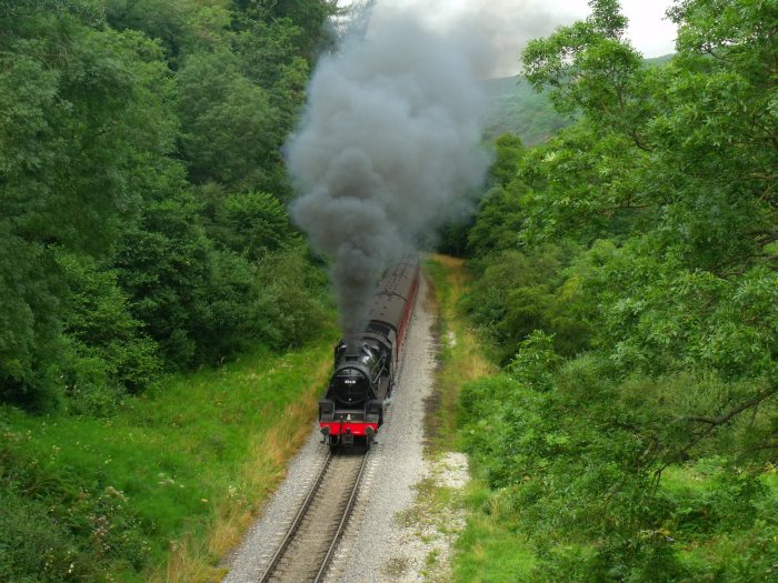 Black Five 45428 vor der Brücke bei Darnholm, um 11:19 (30 Minuten zu spät....), 18.08.2012