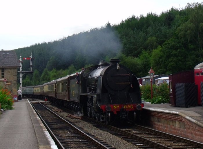 825 mit Zug Grosmont→Pickering, rollt in Bahnhof Levisham ein, 14:27h am 19.08.2012