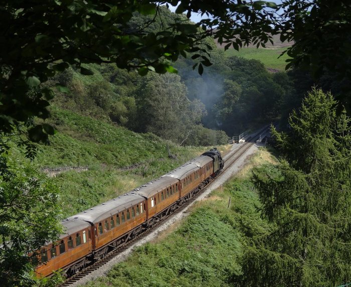 45428 mit dem LNER- Teakholzwagenzug bei Water Ark, um 12:39h am 22.08.2012