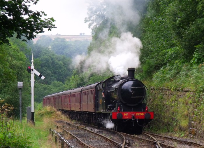 2238 mit Zug nach Pickering, direkt an der Einfahrt von Goathland Station, um 16:56h am 04.08.2019