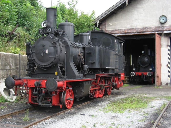 70 083 vorn und TAG 7 hinten im Schuppen Bw Tegernsee, am 01.09.2007