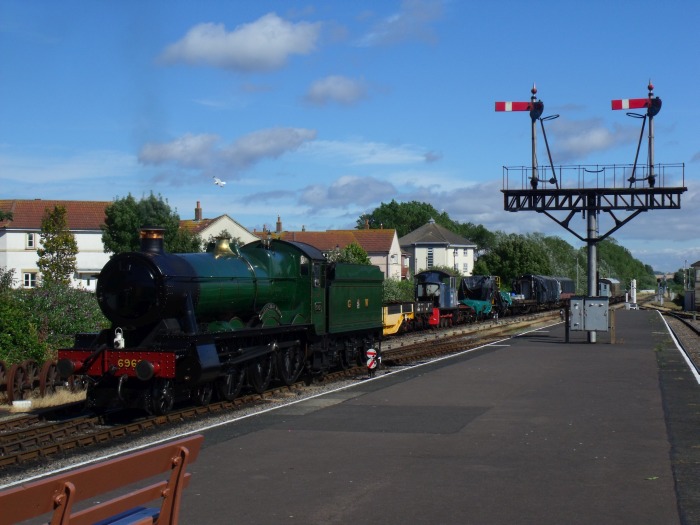 Bahnhof Mi‍n‍ehead auf dem Bahnsteig, am 27.07.2016