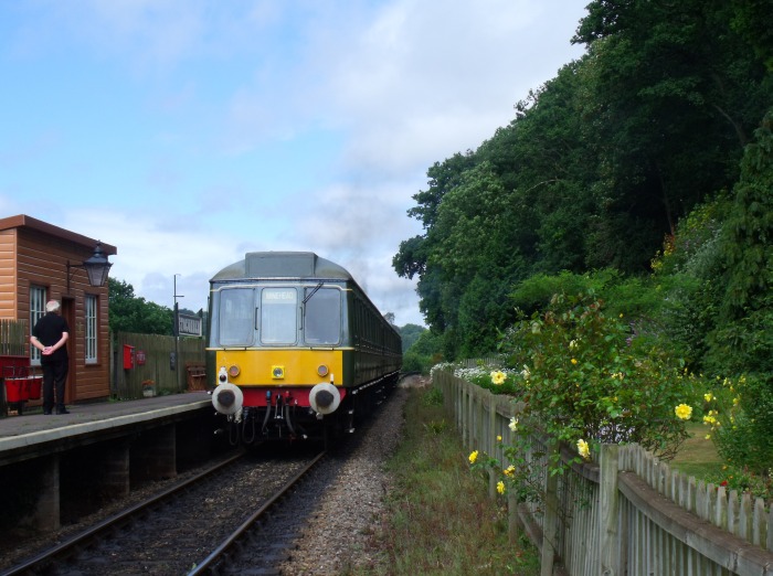 DMBS 51880 Abfahrt in Stogumber abwärts Richtung Williton (Nachschußfoto eben), um 12:07h am 28.07.2016