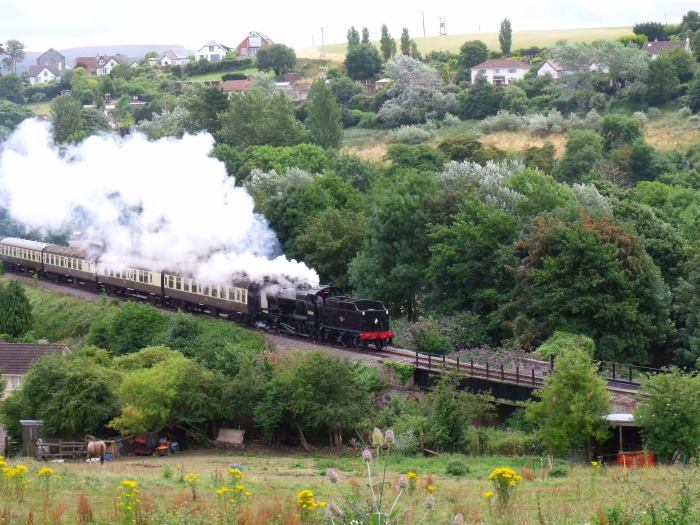 53808 Tv mit Zug nach Mi‍n‍ehead in der Steigung nördlich von Watchet Richtung Washford, um 11:58h am 29.07.2016