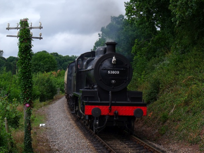 53809 mit Zug aus Mi‍n‍ehead nach Bishops Lydeard einfahrend in Stogumber Station, um 13:23h am 02.08.2016