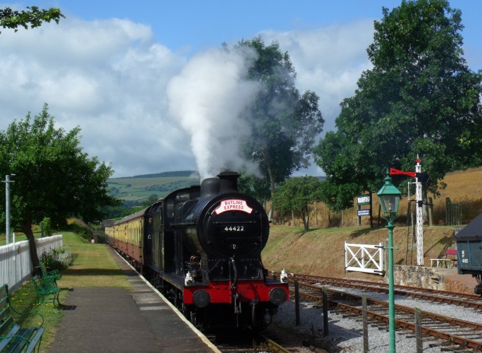 44422 trifft mit Zug aus Mi‍n‍ehead Richtung Bishops Lydeard im Bahnhof Washford ein, um 10:39h am 03.08.2016