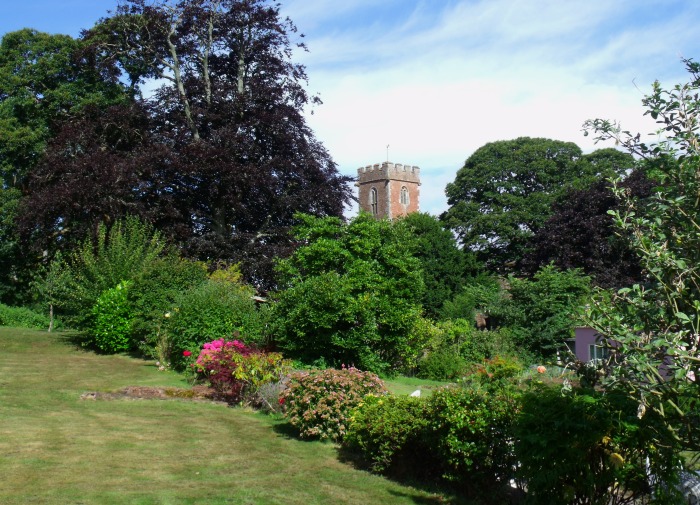 Blick aus dem Garten der Hall Farm Richtung Stogumber Dorfkirche, 04.08.2016