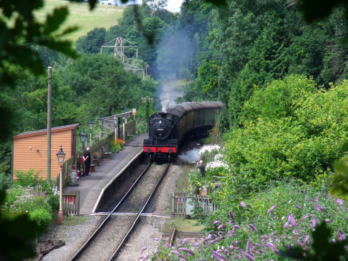 53809 mit Zug aus Mi‍n‍ehead nach Bishops Lydeard, einfahrend in Stogumber, um 13:41h am 04.08.2016