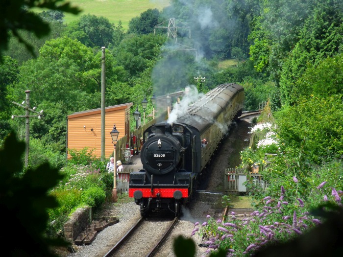 53809 mit Zug aus Minehead nach Bishops Lydeard, Ausfahrt Stogumber, um 13:42h am 04.08.2016