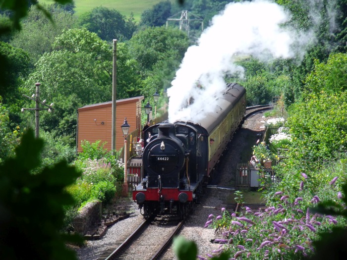 44422 mit dem Zug Mi‍n‍ehead-→Bishops Lydeard, Ausfahrt Stogumber, um 15:32h am 04.08.2016