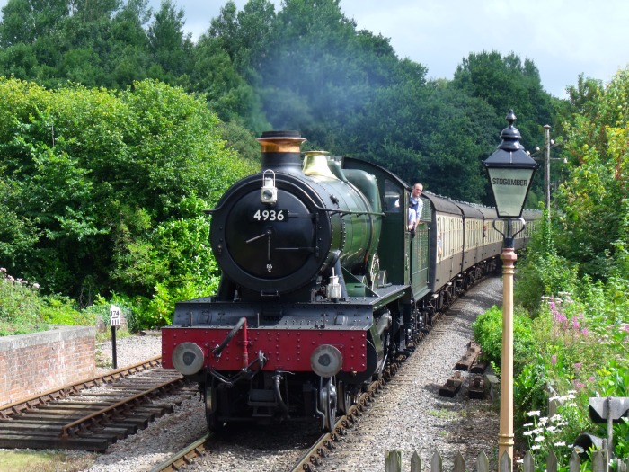 4936 KINLET HALL mit Zug von Bishops Lydeard nach Mi‍n‍ehead, einfahrend in Stogumber, um 14:57h am 05.08.2016