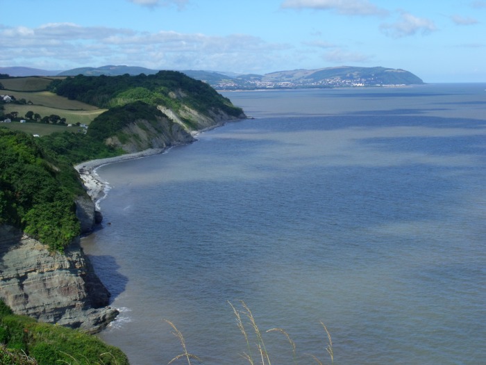 Wenn man nördlich von Watchet von unserem Sound- Aufnahmestandpunkt die Wiesen und den Wanderweg bergauf läuft, kommt man nach einigen hundert Metern direkt an die steile Nordküste mit diesem schönen Blick auf Mi‍n‍ehead und den Bristol Channel, fotografiert am 06.08.2016 um 10:15h