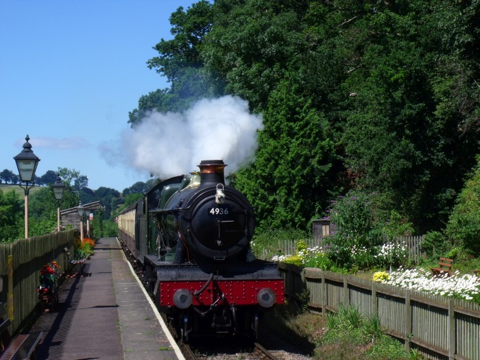 4936 mit Zug von Mi‍n‍ehead nach Bishops Lydeard nun vorwärts, einfahrend in Stogumber, um 13:22h am 06.08.2016