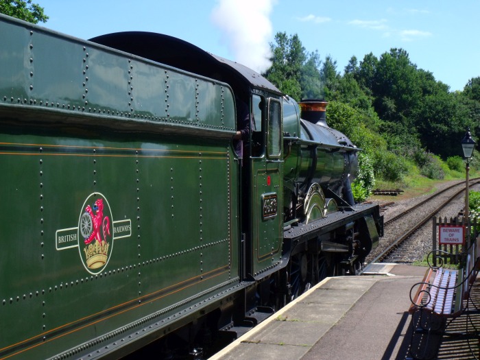 4936 mit Zug von Mi‍n‍ehead nach Bishops Lydeard verläßt nun Stogumber, um 15:23h am 06.08.2016