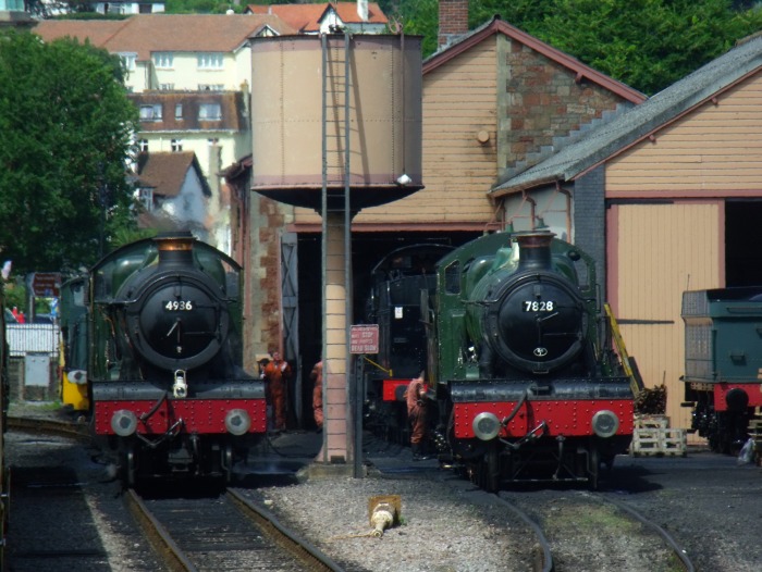 4936 KINLET HALL neben 7822 ehemals ODNEY MANOR, seit 2011 umbenannt in “NORTON MANOR”, am Shed (Betriebswerk) in Mi‍n‍ehead, um 12:10h am 08.08.2016