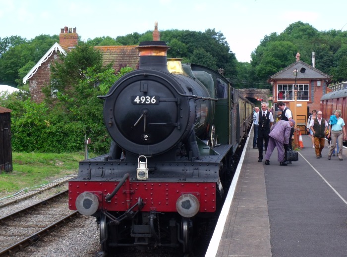 4936 mit Zug aus Mi‍n‍ehead nach der Ankunft in Bishops Lydeard, um 13:53h am 08.08.2016