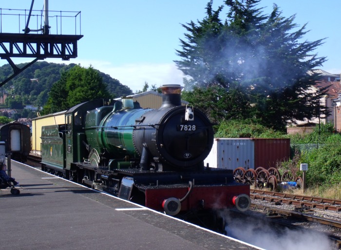 7828  NORTON MANOR geht an den Zug nach Bishops Lydeard in Mi‍n‍ehead, um 16:18h am 08.08.2016