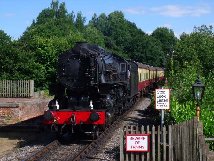 6046 mit Zug von Bishops Lydeard nach Mi‍n‍ehead , einfahrend in Stogumber, um 16:48h am 24.07.2018