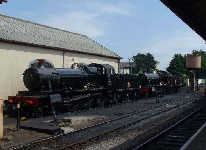 Hintereinander am Schuppen des Bw in Mi‍n‍ehead  stehen 7822 (FOXCOTE MANOR) vor der 7820 DINMORE MANOR und warten auf ihre nächsten Einsätze, fotografiert um 13:52h am 26.07.2018.