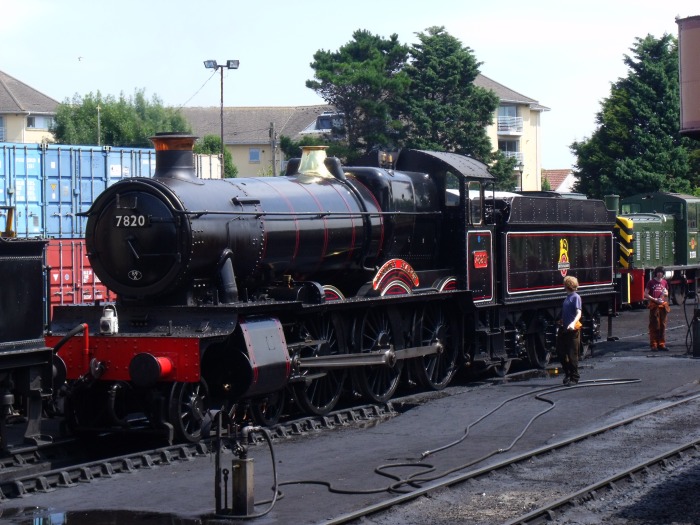 7820 DINMORE MANOR allein fotografiert, die nun im Rahmen der Einsatzvorbereitungen auch etwas geputzt wird, um 13:53h am 26.07.2018