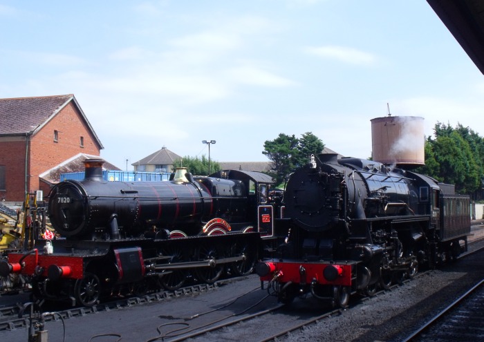 6046 (rechts) neben 7820 (links) im shed Mi‍n‍ehead , um 13:58h am 26.07.2018