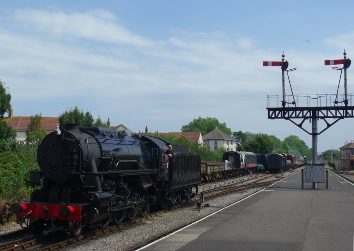 6046 beim Umsetzen vom Bahnsteigende in Mi‍n‍ehead  aus betrachtet, um 14:10h am 26.07.2018