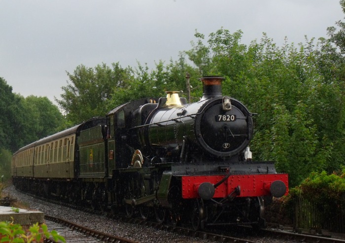 7820 DINMORE MANOR mit Zug nach Mi‍n‍ehead  einfahrend in Stogumber, um 11:42h am 27.07.2018