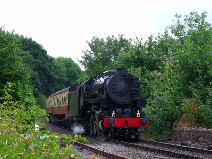 6046 mit Zug nach Mi‍n‍ehead  einfahrend in Stogumber, um 12:42h am 27.07.2018