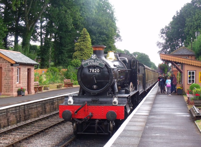 7820 mit Zug nach Mi‍n‍ehead  einfahrend in Crowcombe Heathfield, um 10:34h am 28.07.2018