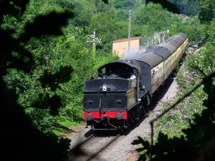 7822 Tv mit Zug von Mi‍n‍ehead nach Bishops Lydeard ausfahrend Station Stogumber, um 11:18h am 31.07.2018