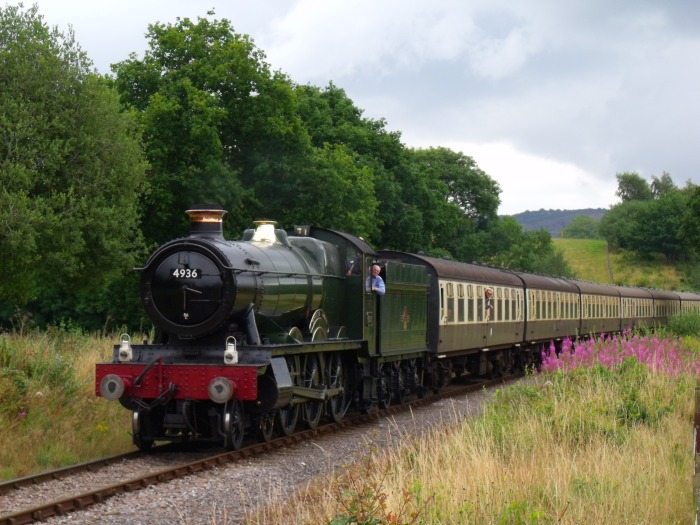 4936 mit dem ersten Zug des Tages Bishpo Lydeard -→Mi‍n‍ehead zwischen Crowcombe Heathfield und Stogumber bei Homeleigh Meadow, um 10:43h am 05.08.2016