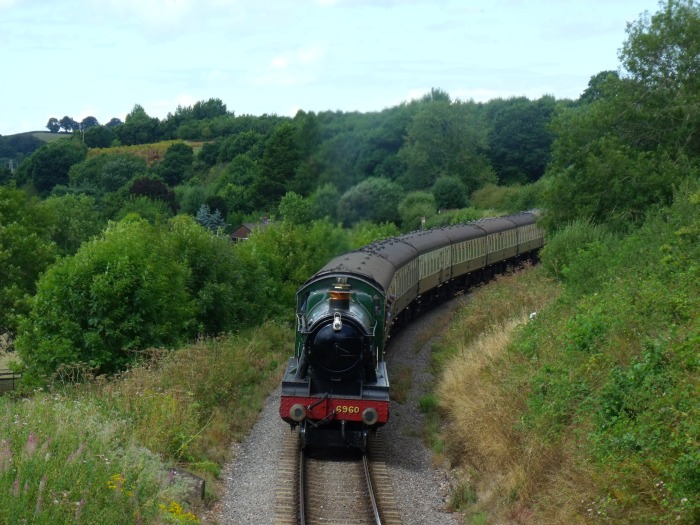 6960 mit Zug Richtung Bishop Lydeard direkt von der Leigh Lane Bridge aus fotografiert, um 13:23h am 31.07.2018.