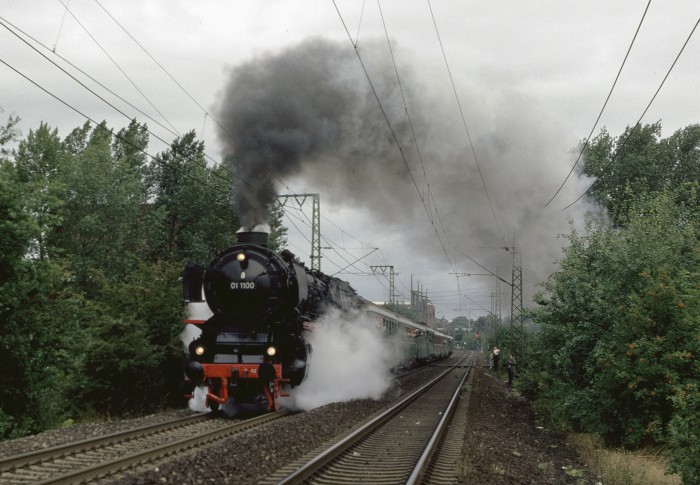 01 1100 mit Sonderzug nach Bremen, Ausfahrt Hamburg-Harburg, um 8:33h am 05.08.1989