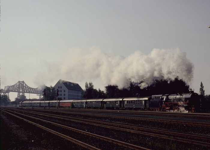 01 1100 mit IGE-Sonderzug von Hamburg nach Dänemark über Flensburg durchfährt den Bahnhof Rendsburg im Rahmen einer Scheinanfahrt, am 19.08.1989