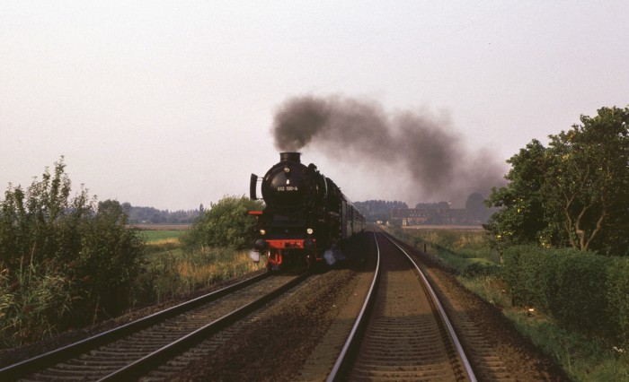 012 100 auf dem Weg nach Westerland bei Altendeich hinter Glückstadt, um 8:43h am 20.08.1989