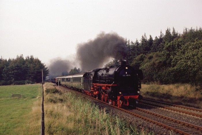 012 100-4 Westerland->Hamburg bei Bredstedt, 20.08.1989