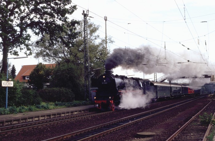 01 1100 mit Zug nach Bremen durchfährt den kleinen Bahnhof Klecken an der Hauptbahn, um 8:40h am 26.08.1989