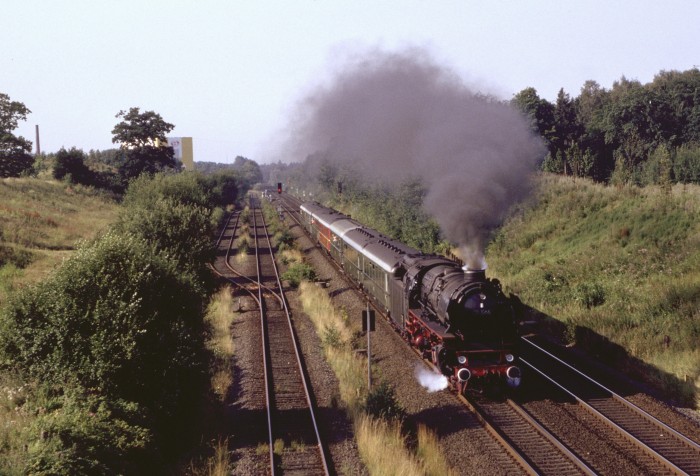 01 1066 mit Sonderzug Richtung Lübeck hinter Ahrensburg am 22.07.1990