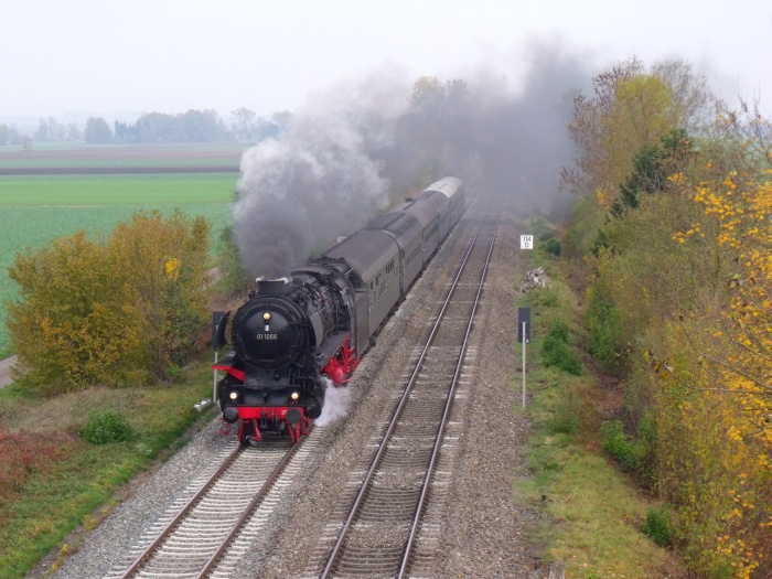 01 1066 mit Sonderzug der UEF aus Heilbronn auf dem Weg nach Warthausen (zur Öchsle-Bahn) südlich von Ulm bei Laupheim (km 114,0, um 10:33h am 24.10.2015