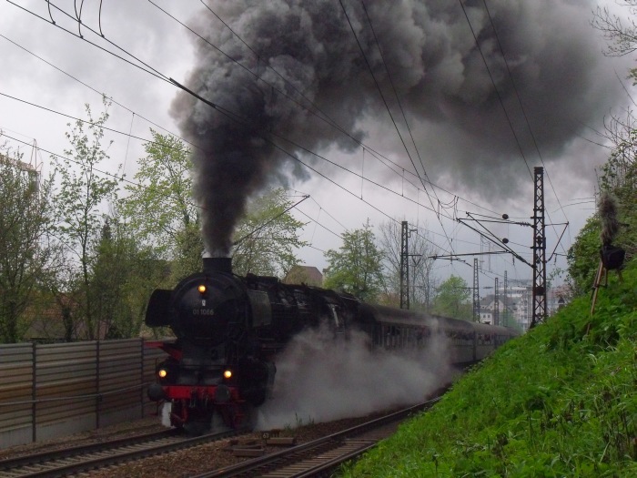 01 1066 mit Sonderzug der UEF aus Heilbronn nach Lindau am Bodensee, kurz hinter der Ausfahrt von Geislingen im unteren Abschnitt der bekannten Steige, um 8:10h am 01.05.2016