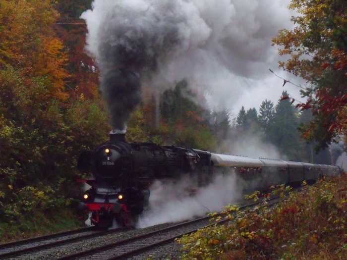 01 1066 vor dem langen 40-Jahre-Revival-Zug auf der Schiefen Ebene (DPN 62048), geschoben von 41 018, etwa bei km 80,7 vor Marktschorgast, um 15:16h am 05.11.2016