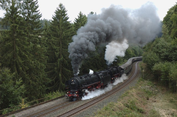 01 1066 + 23 042 auf der Schiefen Ebene mit Zug nach Marktschorgast, ebenfalls bei km80,0, um 16:36h am 20.09.2008