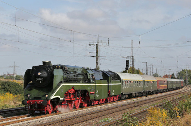 18 201 auf Abschiedsfahrt mit Sonderzug nach Meiningen bei Großkorbetha, 01.09.2018