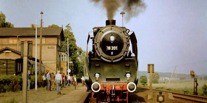 18 201 vor DMV-Sonderzug Richtung Güsten beim Halt im Bahnhof Nedlitz, um etwa 16:45h am 09.06.1979