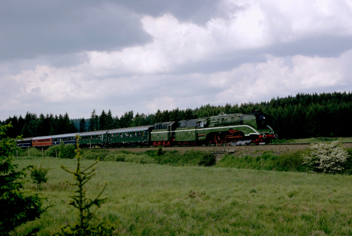 18 201 mit Sonderzug zwischen Hof und Plauen an der Landesgrenze, um 11:35h am 28.05.1992