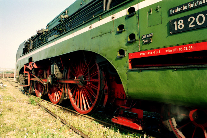 Das beeindruckend gewaltige Triebwerk der 18 201 in der Zfl Wien West, fotografiert am 17.07.1996