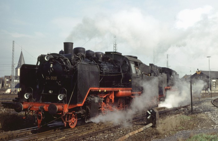 24 009 + 24 083, schon für den nächsten Sonderzug zusammengekuppelt, setzen um im Bahnhof Lippstadt, am 30.03.1980