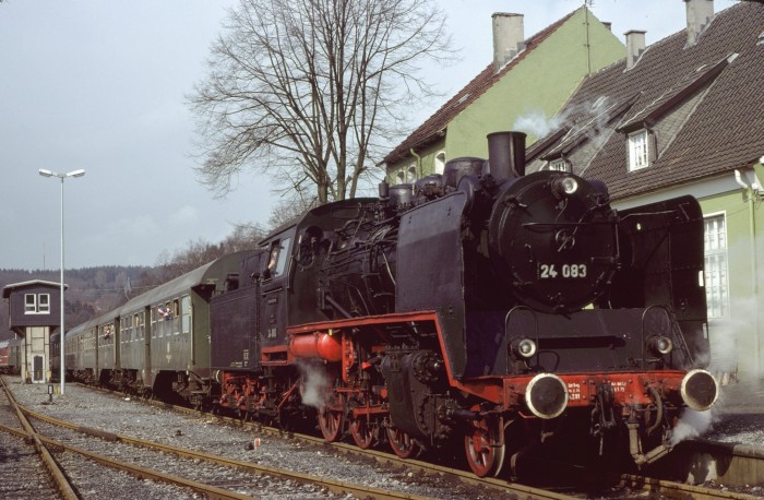 24 083 ist nun mit Sonderzug aus Lippstadt im Bahnhof des Bierortes Warstein eingetroffen, am 30.03.1980